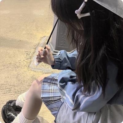 她对星星歌唱